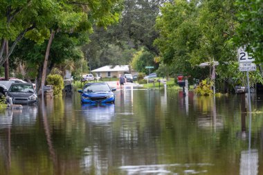 Kasırga, Florida 'nın suları ile çevrili şehir caddesindeki arabaları sel bastı. Debby Kasırgası Doğal Afet.