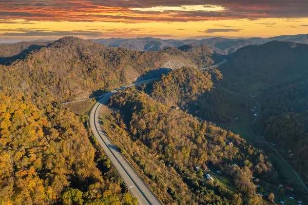 Sonbahar mevsiminde Kuzey Carolina Appalachian dağlarında otoyol. Araç trafiğinin hızlı geçmesi için çevre yolları.