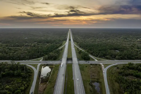Akşamları hızla akan trafiği olan Amerikan karayolu köprüsü. Eyaletler arası ulaşım kavramı.