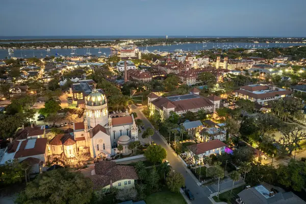 St. Augustine, Florida. Eski tarihi mimarisi olan panoramik şehir manzarası. Aile seyahatleri için popüler bir turizm merkezi.