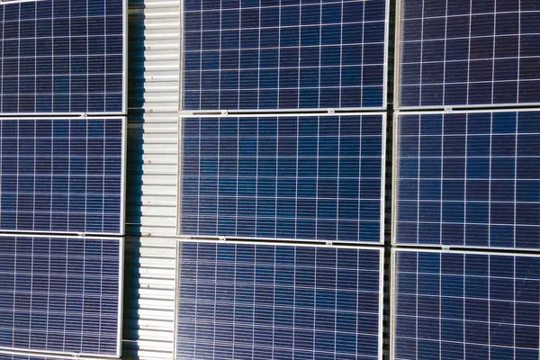 Ticari yapının güneş çatısı. Temiz ekolojik elektrik enerjisi üretmek için fotovoltaik paneller. Özerk yapı kavramı.