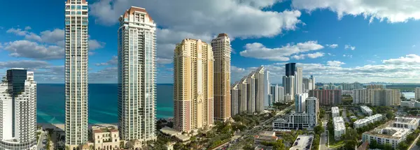 Şatafatlı otelleri ve Atlantik Okyanusu kıyısındaki apartman binaları olan Sunny Isles Beach City. Güney Florida 'daki Amerikan turizm altyapısı.