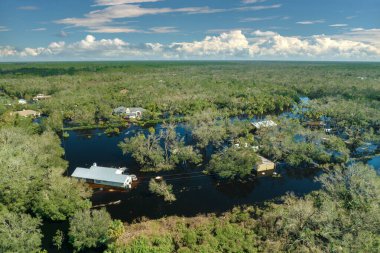 Doğal afet sonrası. Etrafı Ian Kasırgası ile çevrili sel suları Florida yerleşim bölgesindeki evleri sarıyor.