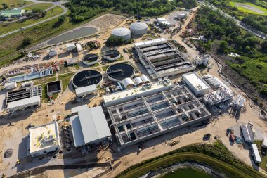 Su arıtma tesisi, kirleticileri ev ve işletmelere dağıtmadan önce temizleme ve işleme için temel bir altyapıdır..