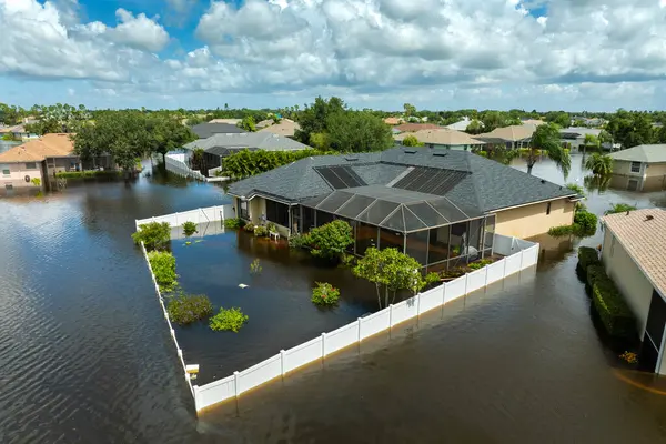 Debby Kasırgası yüzünden Florida 'da sel baskını. Sarasota 'daki sel sularıyla çevrili Laurel Meadows yerleşim bölgesindeki banliyö evleri. Doğal afetten sonra.