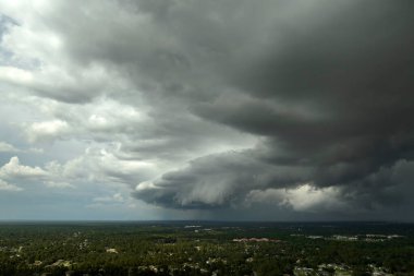 Yaz fırtınası sırasında Florida banliyölerinde sağanak yağış.