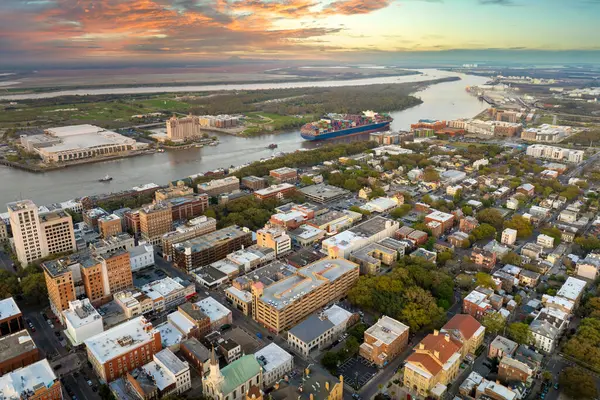 Savannah, Georgia 'daki konteyner gemisi. Üretilen malların uluslararası sevkiyatı için konteynırlar.