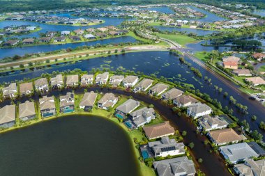 Florida 'da sel, tropikal fırtınadan kaynaklanıyor. Sel sularıyla çevrili yerleşim yerlerindeki banliyö evleri. Doğal afetten sonra.