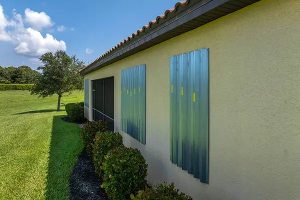 Kasırgadan korunmak için camları çelik kepenklerle kapatılmış. Florida 'daki doğal felaketten önce koruyucu tedbirler.