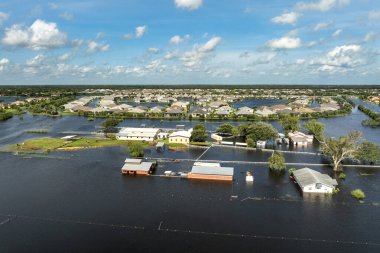 Debby kasırgası Florida 'nın Sarasota banliyösündeki çiftlik evlerini sular altında bıraktı. Doğal afetten sonra.