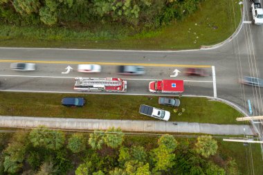 Florida 'da otoyolda araba kazası. Acil servis personeli ABD 'de şehir caddesinde araba kazası kurbanlarına yardım ediyor..