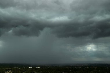 Florida 'nın kırsal kesimlerine sağanak yağmur yağıyor. Karanlık gökyüzünde fırtına. Hareket eden ve değişen bulutlu hava durumu.