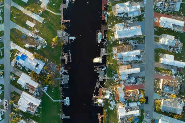 Ian Kasırgası 'nın Florida' daki yerleşim alanlarını silip süpürmesinden sonra çok kötü hasar görmüş mobil evlerin hava görüntüsü. Doğal afetten sonra.