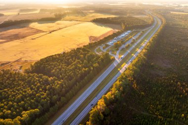 Yoğun Amerikan otoyolunun yakınındaki eyalet karşılama merkezinde kamyon durağı. Eyaletler arası seyahat sırasında yarı kamyonlar için park.