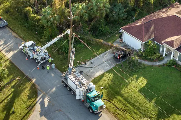 Florida banliyö bölgesinde meydana gelen kasırga sonrası hasar gören elektrik hatlarını onaran elektrik işçilerinin hava görüntüsü..