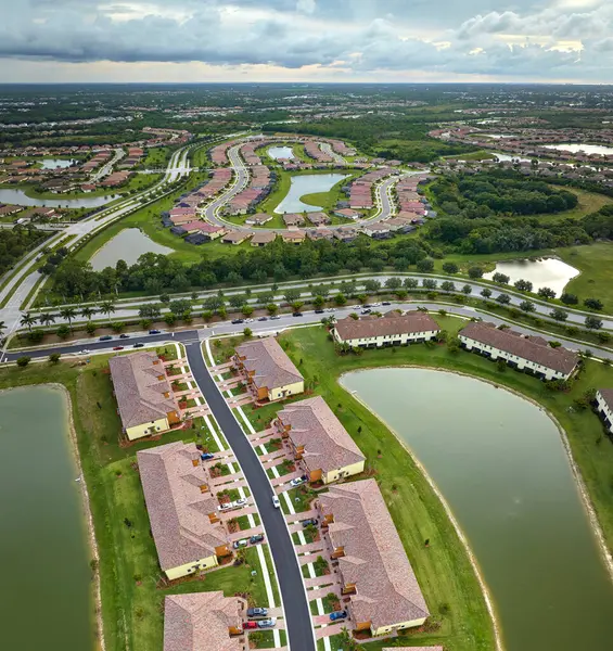 Güney Florida 'da kapalı yaşam kulüplerinde, yoğun bir şekilde inşa edilmiş konut havuzlarının manzarası. Amerikan banliyölerinde emlak gelişimine örnek olarak Amerikan rüya evleri.