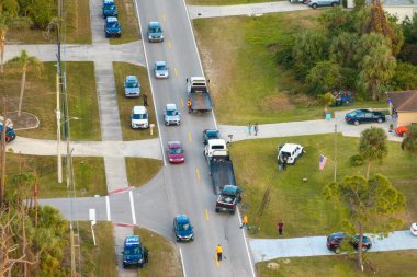 Çekicinin Amerikan caddesinde tahrip edilmiş aracı yüklediği bir araba kazası alanı. Florida, ABD 'deki kazaya acil servis personeli cevap veriyor..