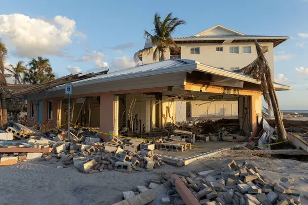 Milton Kasırgası Florida, Manasota Key 'deki rıhtım evinde şiddetli hasara yol açtı. Körfez kıyısındaki evim yıkıldı..