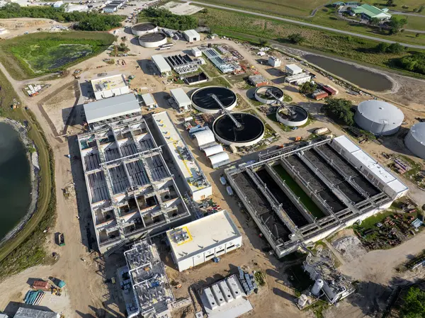 Şehir atık su arıtma tesisinde su arıtma tesisi. İstenmeyen kimyasalların, askıya alınmış katı maddelerin ve gazların kirlenmiş sıvılardan çıkarılması süreci.