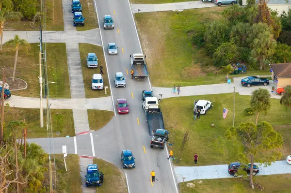Çekicinin Amerikan caddesinde tahrip edilmiş aracı yüklediği bir araba kazası alanı. Florida, ABD 'deki kazaya acil servis personeli cevap veriyor..
