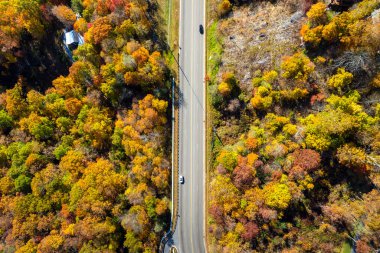 Amerikan kırsal kesimindeki otoyol. Araç trafiğinin hızlı geçmesi için çevre yolları.