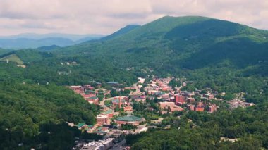 Boone 'un hava manzarası, Kuzey Carolina Blue Ridge Dağları' ndaki eski tarihi kasaba. Güzel tarihi Amerikan mimarisi