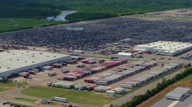 Otomotiv endüstrisi. Üretim fabrikası deposuna yeni araba ithal veya ihracatı. Lojistik sektörü otoparkında satılık araçlar