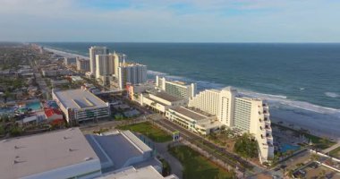 Daytona Sahili, Florida. Güney Amerika 'da canlı turizm altyapısının bir kısmını oluşturan Premium konutları ve otelleri olan kıyı gayrimenkulleri