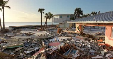 Okyanus kıyısındaki yıkılmış ev. Milton Kasırgası 'nın Florida' daki Manasota Key üzerindeki sonuçları. Fırtına şiddetli hasar verdi.