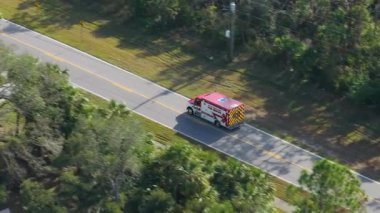 Florida İtfaiye Teşkilatı 'ndan acil kurtarma kamyonu sirenleri ve ışıkları açık bir şekilde kritik bir olaya müdahale ediyor.