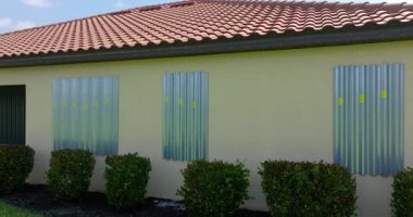 Kasırga koruması için Florida 'daki evin camlarına fırtına panjurları monte edilmiş. Doğal afete hazırlanıyor..