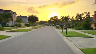 Florida yerleşim bölgesindeki özel evler arasında Amerikan banliyösünde araba sürüyor.