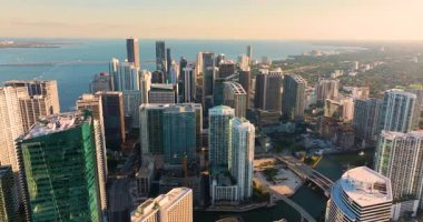 Miami Brickell, Florida, ABD gün batımında. Şehir merkezindeki gökdelen binalarının yukarıdan görünüşü. Ticari finans bölgesiyle Amerikan megapolis