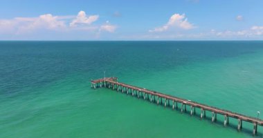 Deniz kenarındaki yaz etkinlikleri. Pek çok turistin Venedik balıkçı iskelesinde tatilin keyfini çıkardığı hava manzarası.
