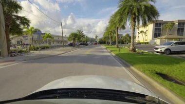 ABD şehir taşımacılığı konsepti. Venice caddesinde araba sürüyor. Florida yolu trafiği hareketli