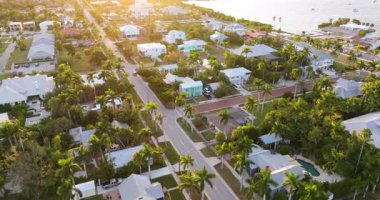 Güney Amerika şehir mimarisi. Punta Gorda, Florida eyaletinin kıyı kasabası. Yukarıdan sokaklar ve binalar
