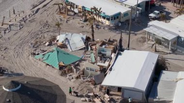 Fırtına dalgası, kasırganın neden olduğu okyanus kıyısındaki ciddi hasarlı yerleşim evleri. Florida 'da doğal afet sonuçları