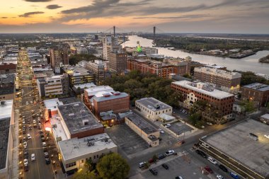 Georgia 'daki Savannah City' de. Gün batımında ABD şehir manzarası.
