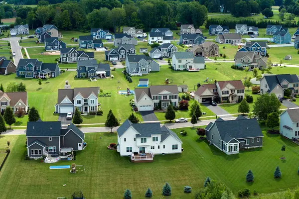 Yaz mevsiminde büyük arka bahçeleri ve yeşil çimenleri olan lüks banliyö evleri. Rochester, New York 'ta kırsal kesimde özel yerleşim evleri..