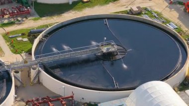 Su temizleme kabı ve boru sistemi olan endüstriyel su arıtma tesisi.