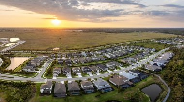 Güneybatı Florida 'da yeşil palmiye ağaçları arasında pahalı evleri olan kapılı bir topluluk. ABD 'de birinci sınıf konut geliştirme.