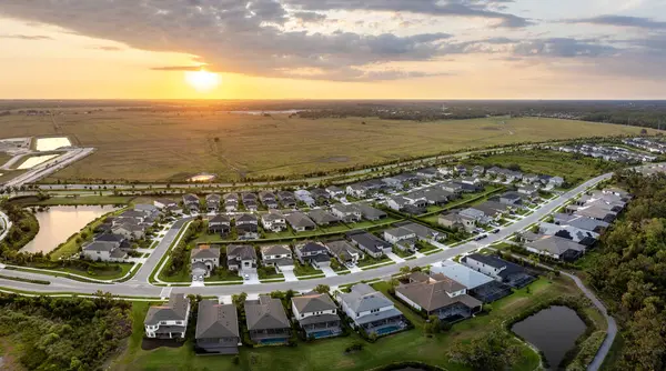 Güneybatı Florida 'da yeşil palmiye ağaçları arasında pahalı evleri olan kapılı bir topluluk. ABD 'de birinci sınıf konut geliştirme.