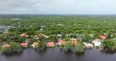 Debby Kasırgası yüzünden Florida 'da sel baskını. Sarasota 'da sel sularıyla çevrili yerleşim yerlerindeki banliyö evleri. Doğal afetten sonra