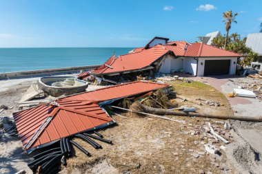 Okyanus kıyısındaki yıkılmış evler. Milton Kasırgası 'nın sonuçları Englewood, Florida' da. Fırtına şiddetli hasar verdi..