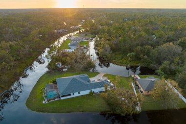Florida yerleşim bölgesinde kasırga yağışı ile sel basmış evler. Doğal afetin sonuçları..