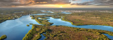 Kuzey Limanı 'ndaki Myakka Nehri sulak alanları. Gün batımında vahşi tropikal doğa. Florida ekosistem manzarası.