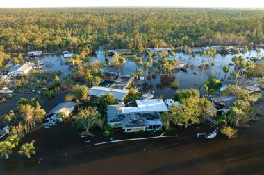 Doğal afet sonrası. Kasırga yağış sularıyla çevrili Florida yerleşim bölgesindeki evler.