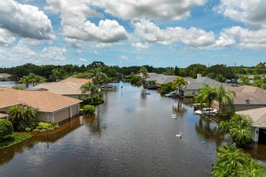 Florida, ABD 'deki yerleşim birimlerinde kasırga evleri sular altında bıraktı. Doğal afetten sonra.