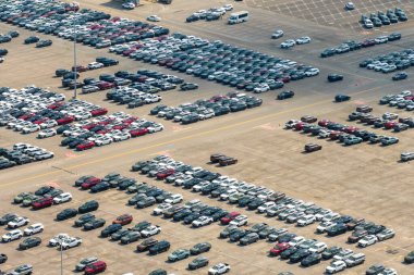 Dünya çapında ihracat için otomotiv fabrikasının otoparkına park edilmiş yeni arabalar. Dağıtıcı araç envanteri ticareti.