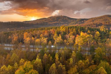 Kuzey Carolina 'daki Amerikan otoyolu Appalachian dağlarında sonbahar sezonu hızla akan trafik ile. Eyaletler arası ulaşım kavramı.